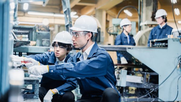 ⼯場・ビル・再エネ発電所──現場別に見る仕事内容とスキル差