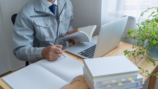 未経験から専門職へ。国家資格・電気主任技術者で築くずっと使えるスキル